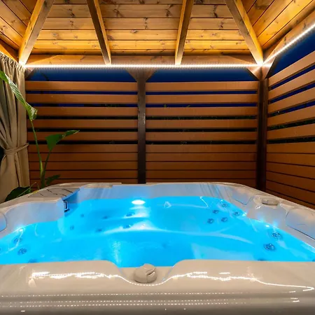 Giota Luxury Living - Free Car & Private Jacuzzi