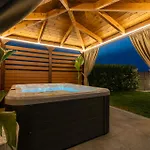Giota Luxury Living With Private Jacuzzi And Free Car *