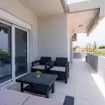 Giota Luxury Living With Private Jacuzzi And Free Car