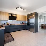 Giota Luxury Living With Private Jacuzzi And Free Car