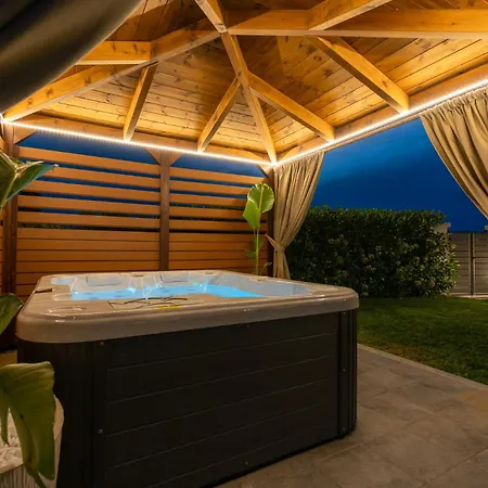 Giota Luxury Living With Private Jacuzzi And Free Car *