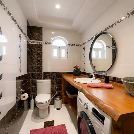 Giota Luxury Living With Private Jacuzzi And Free Car Villa *